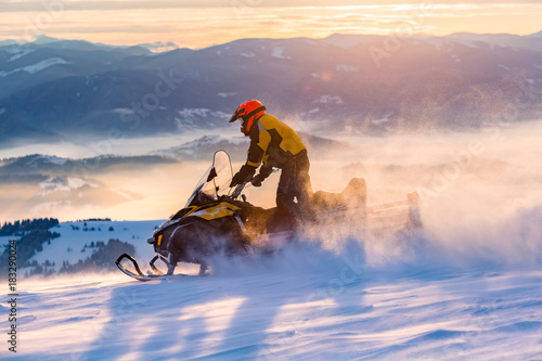 Plakaty Sporty Zimowe  mezczyzna-jedzie-na-skuterze-snieznym-w-gorach