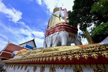 Wall Mural - Religious statues that Buddhists respect.