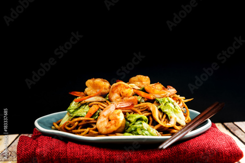 Zdjęcie XXL smażony Krewetkowy kluski jedzenie na stole