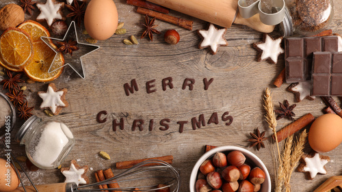 Fotografía merry christmas background with spices and biscuit