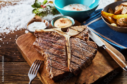 Zdjęcie XXL Kawałek z grilla t-bone steak na desce