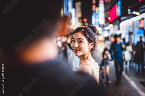 Mata magnetyczna Portret młoda kobieta outdoors nocą, Tokio, Japonia