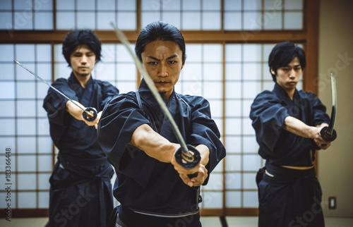 Dekoracja na wymiar  trening-samurajow-w-tradycyjnym-dojo-w-tokio