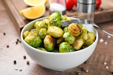 Canvas Print - Bowl with roasted brussel sprouts on table