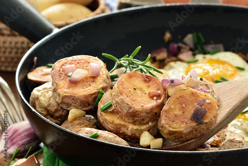 Fotografie, Obraz Bratkartoffeln in Bratpfanne, Foodstyling
