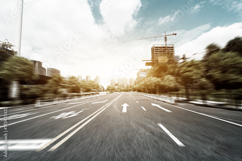 Zdjęcie XXL pusta asfaltowa droga w nowożytnym mieście z sunbeam