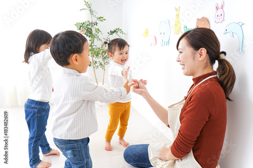 Foto Kinder und Lehrer, die in Kindergärten spielen · Kindergarten · Kindergarten