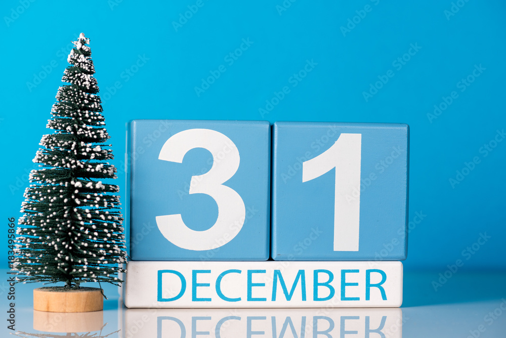 Photo Stock New year. December 31st. Day 31 of december month, calendar with little christmas tree on blue background. Winter time. New year concept | Adobe Stock