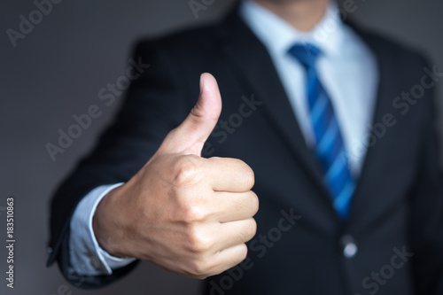 Fotografía Businessman showing thumbs up - closeup shot