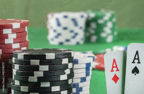 Платно poker game with chips on green background