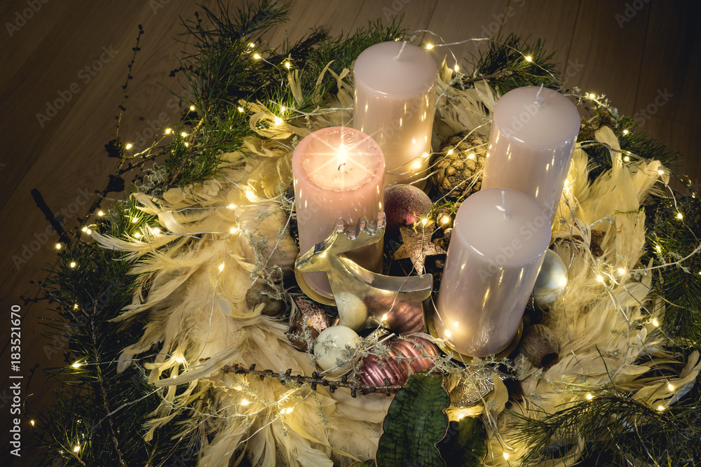Adventskranz die erste Kerze brennt Stock Photo