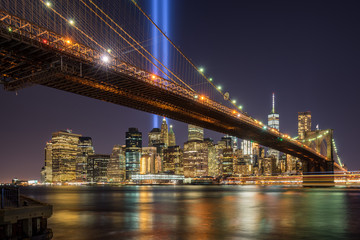 Fototapete - Tribute in Light with the Brooklyn Bridge and the skycrapers of Lower Manhattan. Financial District, New York City