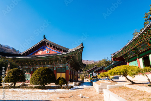 Zdjęcie XXL Pyeongchang, gangwon-do, Korea Południowa - Świątynia Woljeongsa. (Woljeongsa jest główną świątynią Jogowego Zakonu Koreańskiego Buddyzmu, położonego na wschodnich zboczach Odaesan w Pyeongchang)