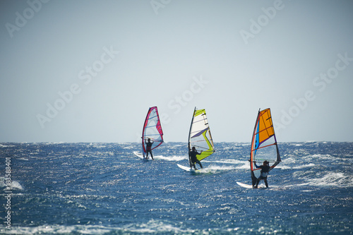 Dekoracja na wymiar  zagle-windsurfingowe-na-blekitnym-morzu