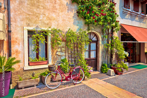 wloska-uliczna-stara-architektura-w-lazise