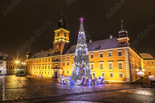 Fotografía Warsaw, Castle Square during the Christmas holidays at night, Poland