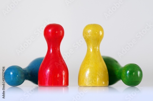 Fotografiet Bunte Spielfiguren, Männchen, Spielkegel, Mobbing, Trennung