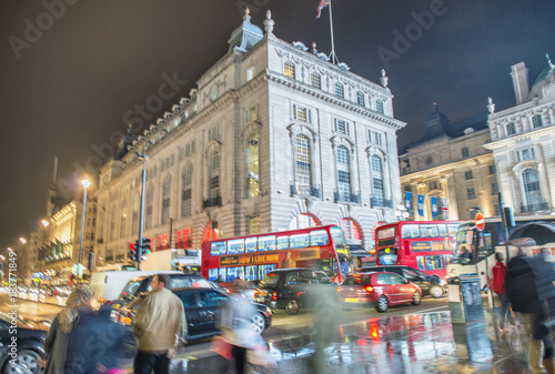 Fotografía LONDON - OCTOBER 2013: Tourists walk in Piccadilly Circus, long exposure view