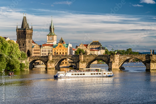 Plakat Charles most i cruiseship na rzecznym Vltava, Praga - republika czech