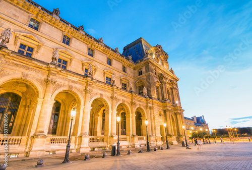 Zdjęcie XXL Antyczny Paryski budynek w louvre kwadracie, Francja