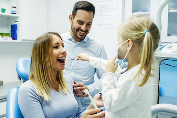 Sticker - Family in dental office