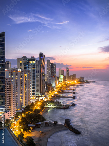 Fototapeta Cartagena De Indias linia horyzontu przy półmrokiem, Kolumbia.