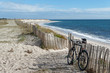 Leinwanddruck Bild - Vélo tout terrain sur dunes de sable du Finistère