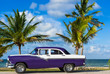 Amerikanischer blau weisser Ford Fairlane Oldtimer parkt am Strand unter Palmen in Varadero Cuba - Serie Cuba Reportage