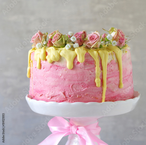 festliche rosa Erdbeer-Buttercreme-Torte mit gelb eingefärbtem ...