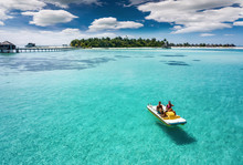 Mann Und Frau Auf Einem Tretboot Vor Einer Tropischen Insel Auf Den Malediven, Luftaufnahme