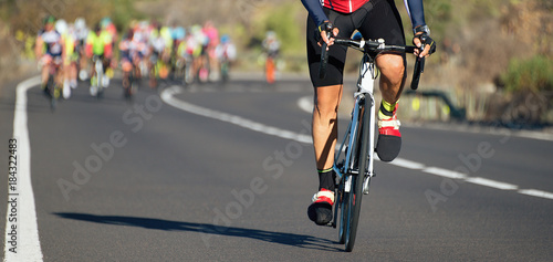Fototapety Kolarstwo  zawody-rowerowe-sportowcy-rowerzysci-jezdzacy-na-wyscigu-wspinanie-sie-na-wzgorze-na-rowerze-rowerzysta