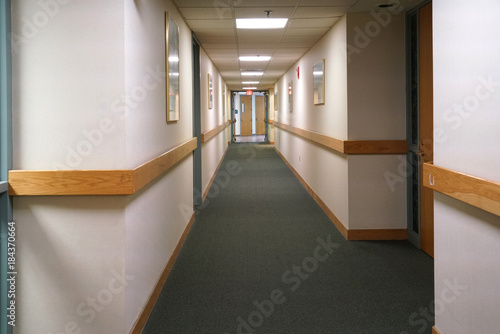 Plakat Perspektywiczny widok korytarz wśrodku szpitala