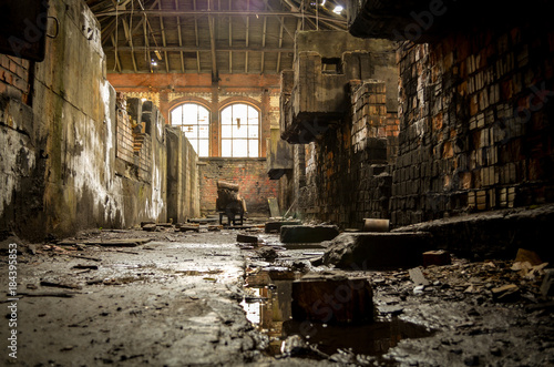 Dekoracja na wymiar  stary-zagubiony-opuszczony-budynek-fabryczny