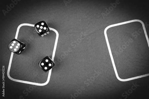 фотография risk concept - playing dice on a green gaming table