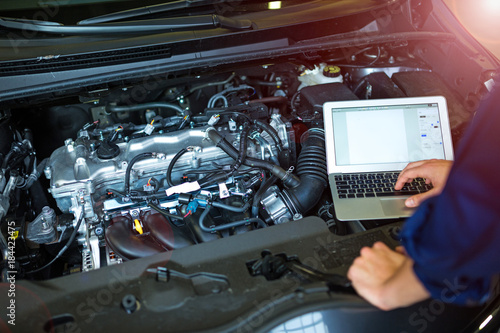 Cuadros en Lienzo Mechanic Using Laptop While Examining Car Engine