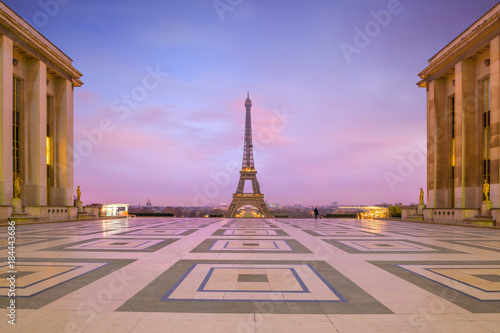 Foto  Eiffel Tower at sunrise from Trocadero Fountains in Paris