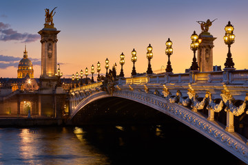  Pont Alexandre III Bridge i podświetlane latarnie o zachodzie słońca z widokiem na Invalides. 7. Arrondissement, Paryż, Francja