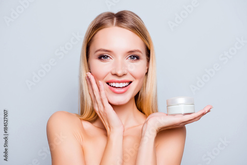 Cuadros en Lienzo Close up portrait of happy gorgeous smiling attractive satisfied young woman wit