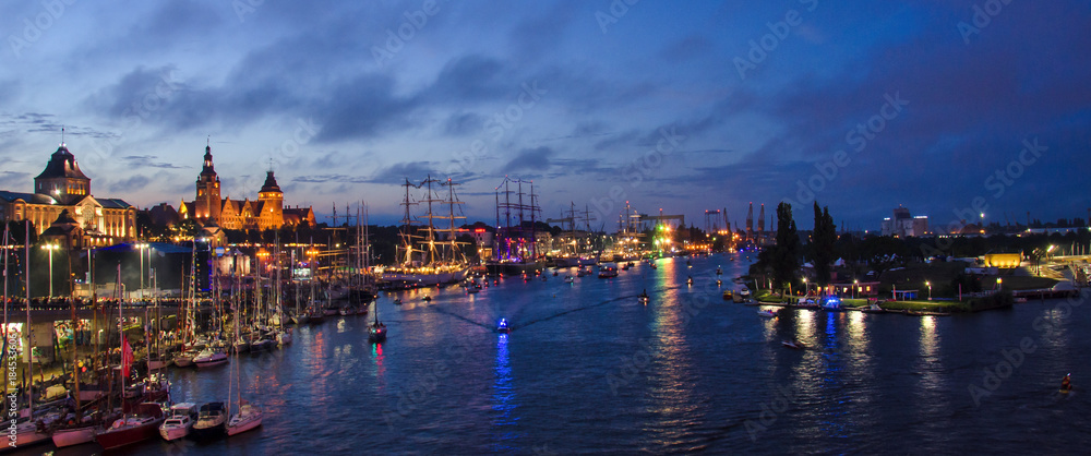 Obraz na płótnie CITYSCAPE - Evening over the harbor city w salonie