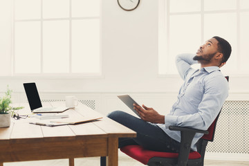 Poster - Young black businessman working with laptop