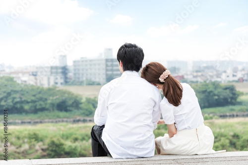 景色が綺麗な屋外で寄り添うカップル Stock 写真 Adobe Stock 景色が綺麗な屋外で寄り添うカップル Stock 写真 Adobe Stock
