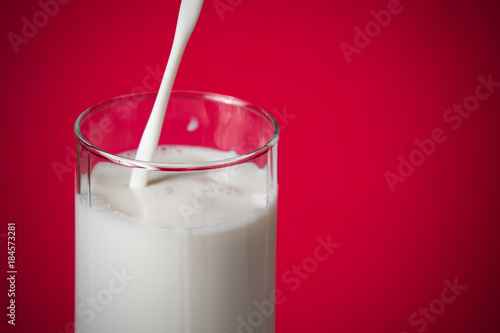 Plakat Wlewając mleko do szklanki