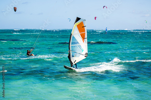 Dekoracja na wymiar  windsurferzy-na-plazy-le-morne-na-mauritiusie