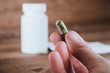 © nokturnal - Hand hält medizinische Cannabis Kapsel