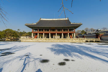 Wall Mural - Dec 6,2017 Sonwing at Gyeonghoeru in Gyeongbok Palace, Seoul