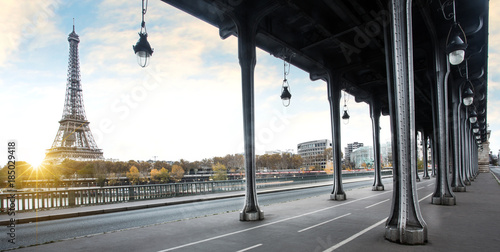 Zdjęcie XXL Wieża Eiffla i mostu Bir Hakeim w Paryżu, Francja