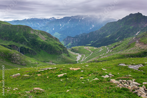 Fotografía View from Rohtang pass at beautiful green valley, Himachal Pradesh, India