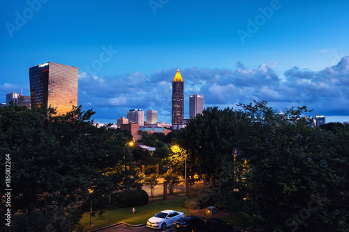 Plakat Środek miasta w Atlancie, USA w nocy