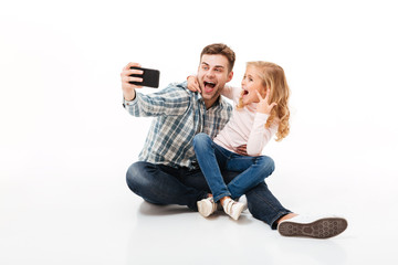 Poster - Portrait of a joyful father and his little daughter