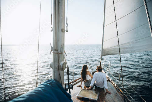 Fotografia Young beautiful couple swim on the sea on a yacht